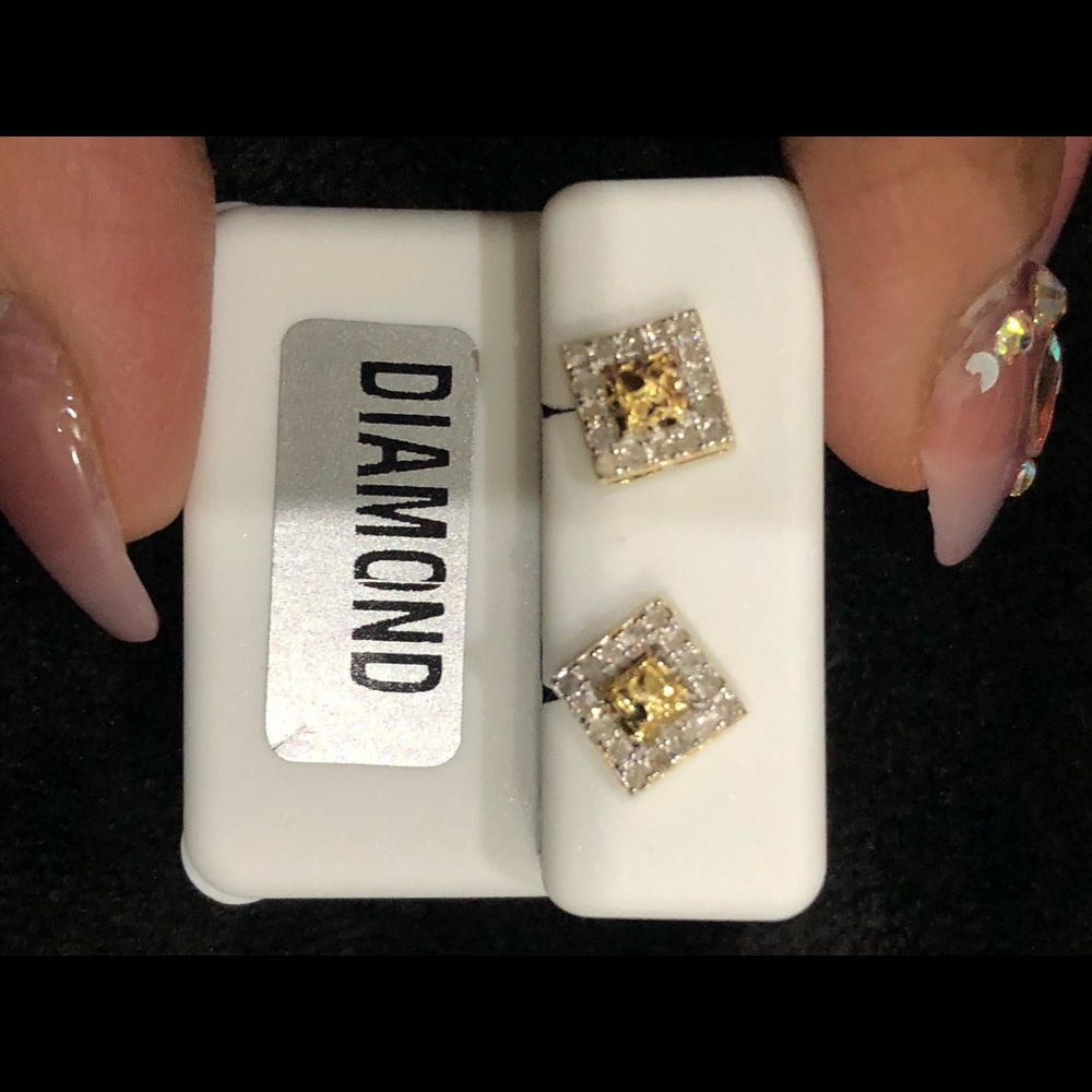 Real diamond beautiful earrings .33 carat